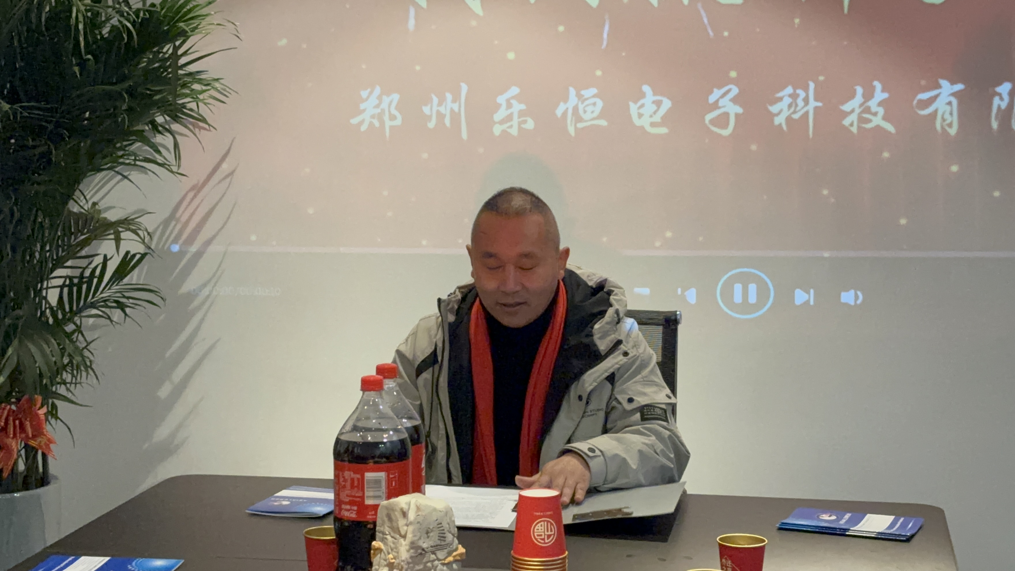 General Manager Geng hielt eine Rede